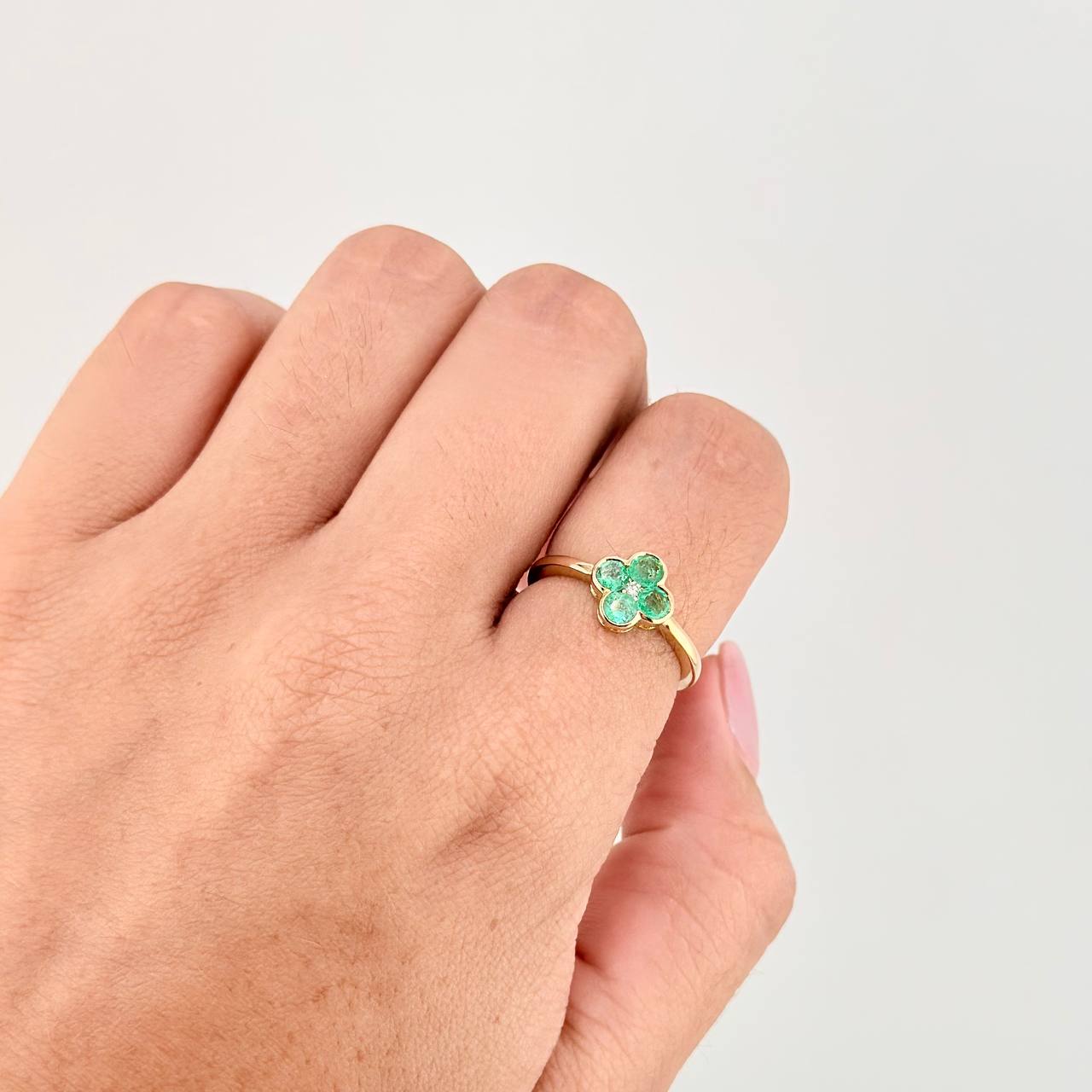 Anillo Flor Esmeraldas 56pts Diamante 24pts 2.5g / T6 Oro Amarillo 18K