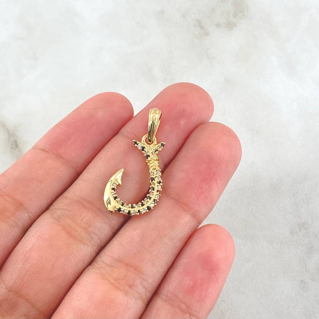 Dije Anzuelo 1.45gr / 2.8cm / Circones Blancos Negros Oro Amarillo 18K ©