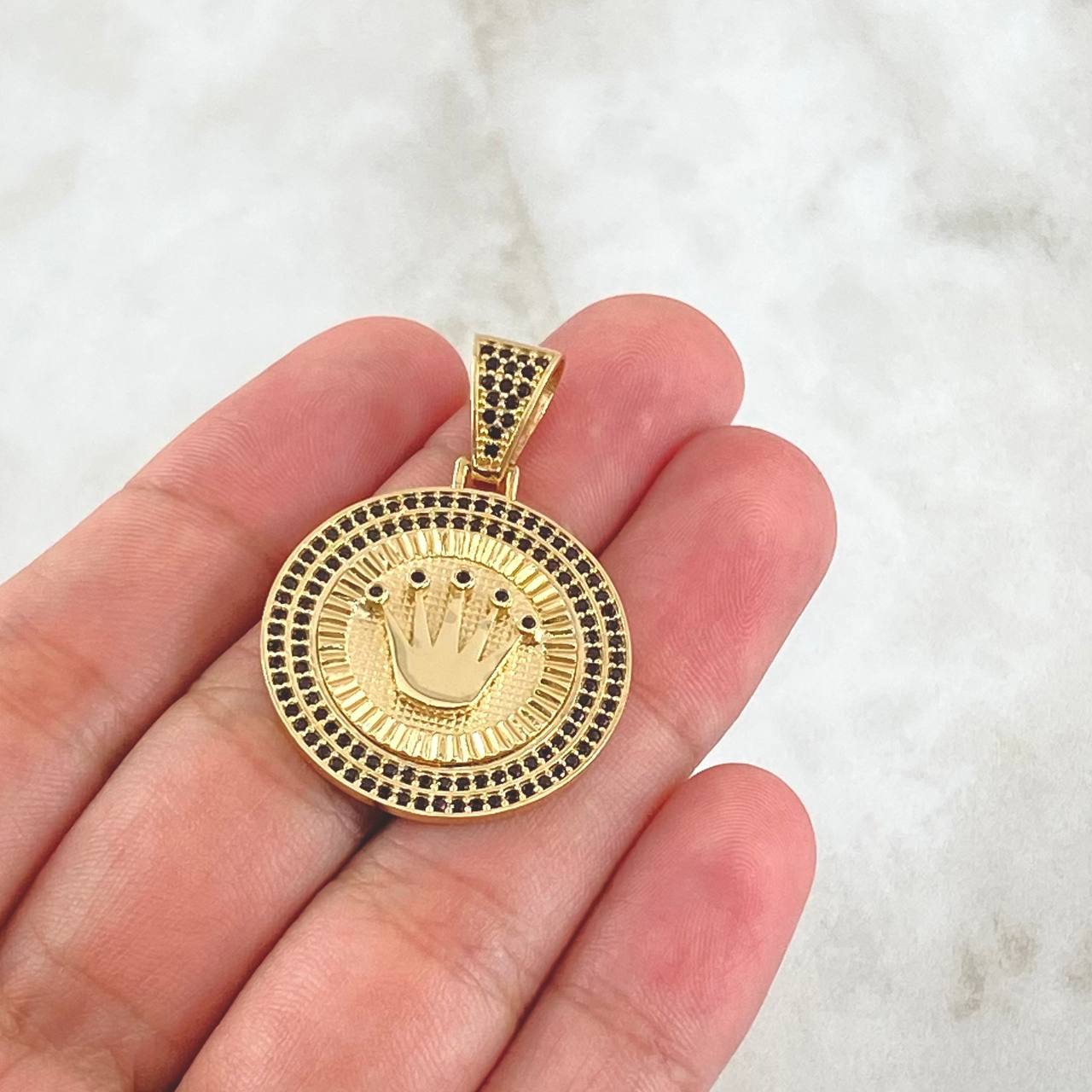 Pendant Crown Medal 6.8gr / 1 1/2 in / 18K Yellow Gold