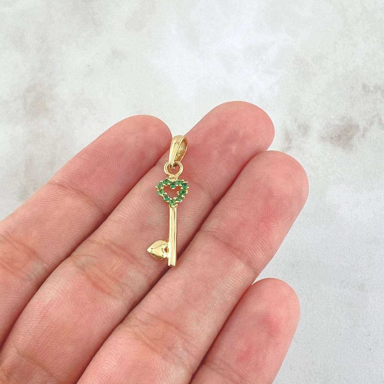 Pendant Hearts Key 0.75gr / 2.7cm / Green Zircons 18K Yellow Gold ©