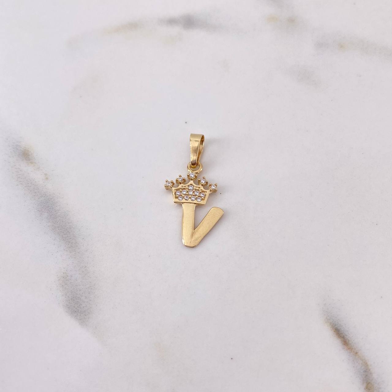Dije Letra V Corona 0.95gr / 2.3cm / Circones Blancos Oro Amarillo 18K $