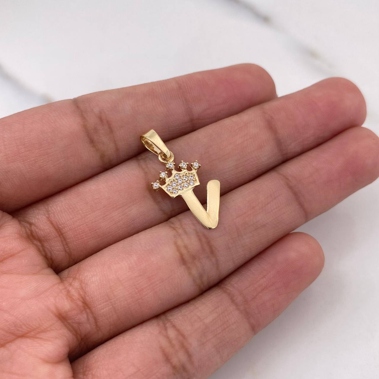 Dije Letra V Corona 0.95gr / 2.3cm / Circones Blancos Oro Amarillo 18K $