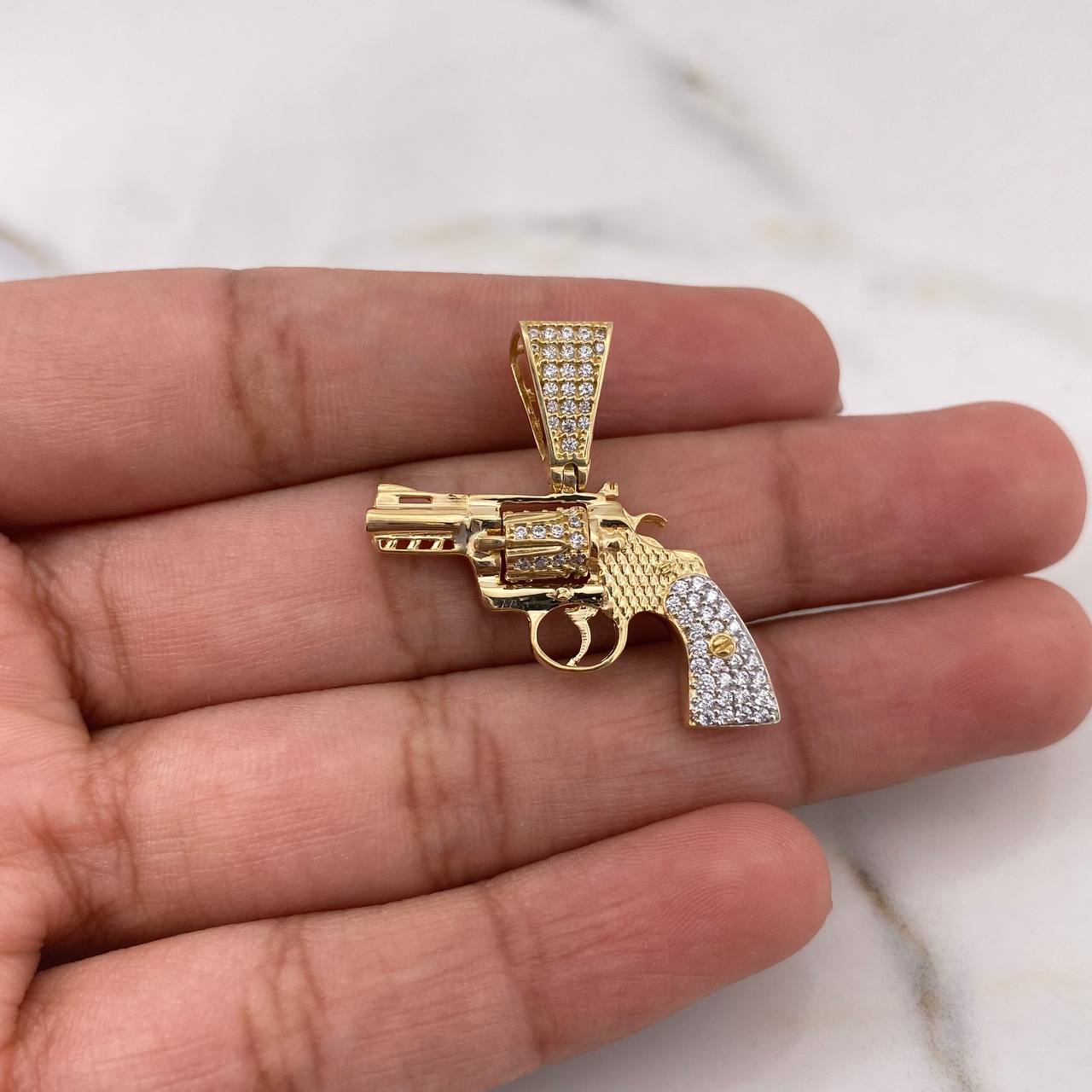 Dije Arma Revolver 4.25gr / 2.8cm / Circones Blancos Dos Oros Amarillo Blanco 18K $
