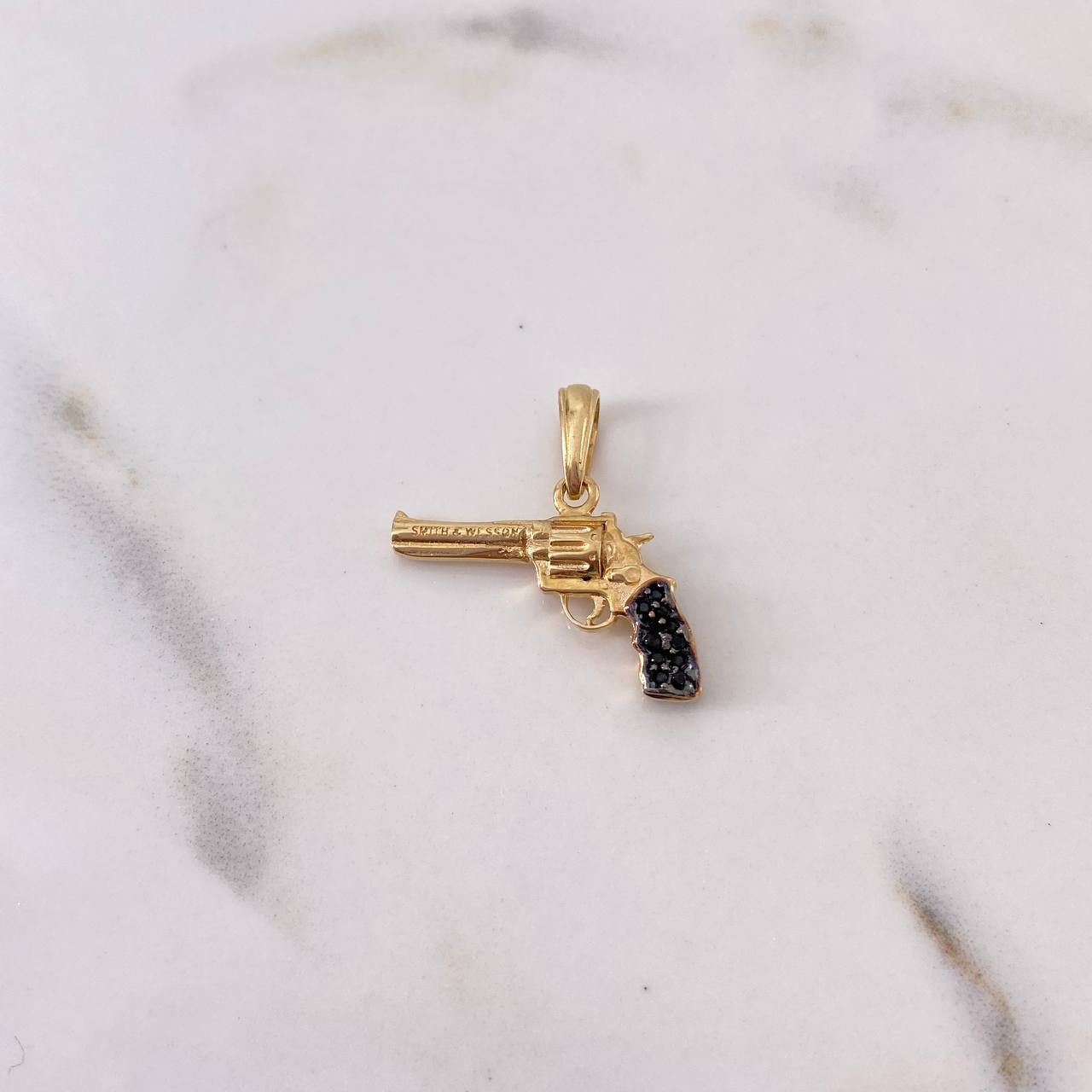 Dije Arma Revolver 2.65gr / 2.2cm / Circones Negros Dos Oros Negro Amarillo 18K $