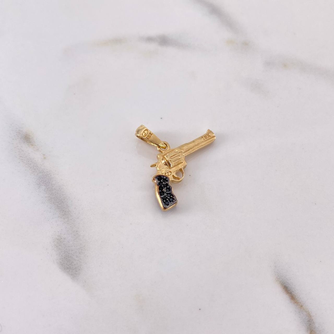 Dije Arma Revolver 2.65gr / 2.2cm / Circones Negros Dos Oros Negro Amarillo 18K $