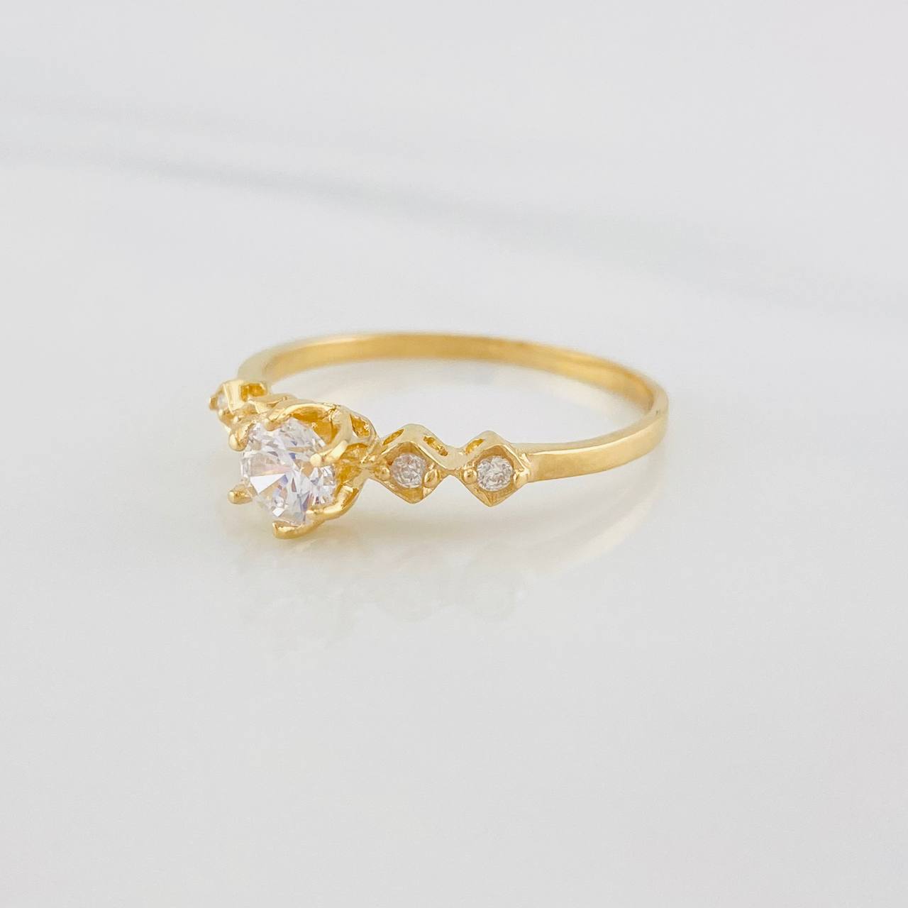 Anillo Solitario Rombos 1.65g / T7 Oro Amarillo 18K
