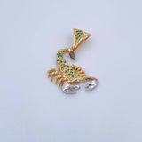 Dije Escorpion 3.65gr / 3cm / Circones Verdes Dos Oros Amarillo Blanco 18K &