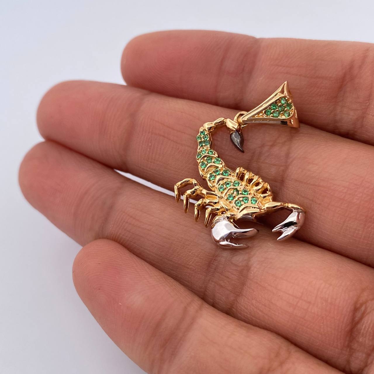 Dije Escorpion 3.65gr / 3cm / Circones Verdes Dos Oros Amarillo Blanco 18K &
