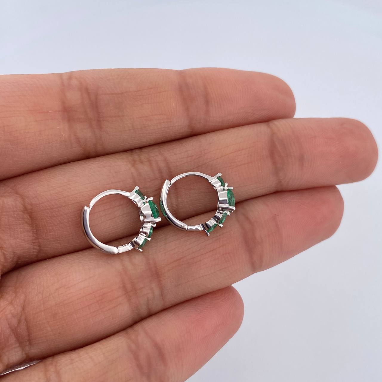 Candongas Coral 1.7gr / 1.1cm / Esmeraldas 84 Pts Oro Blanco 18K (Joya) &