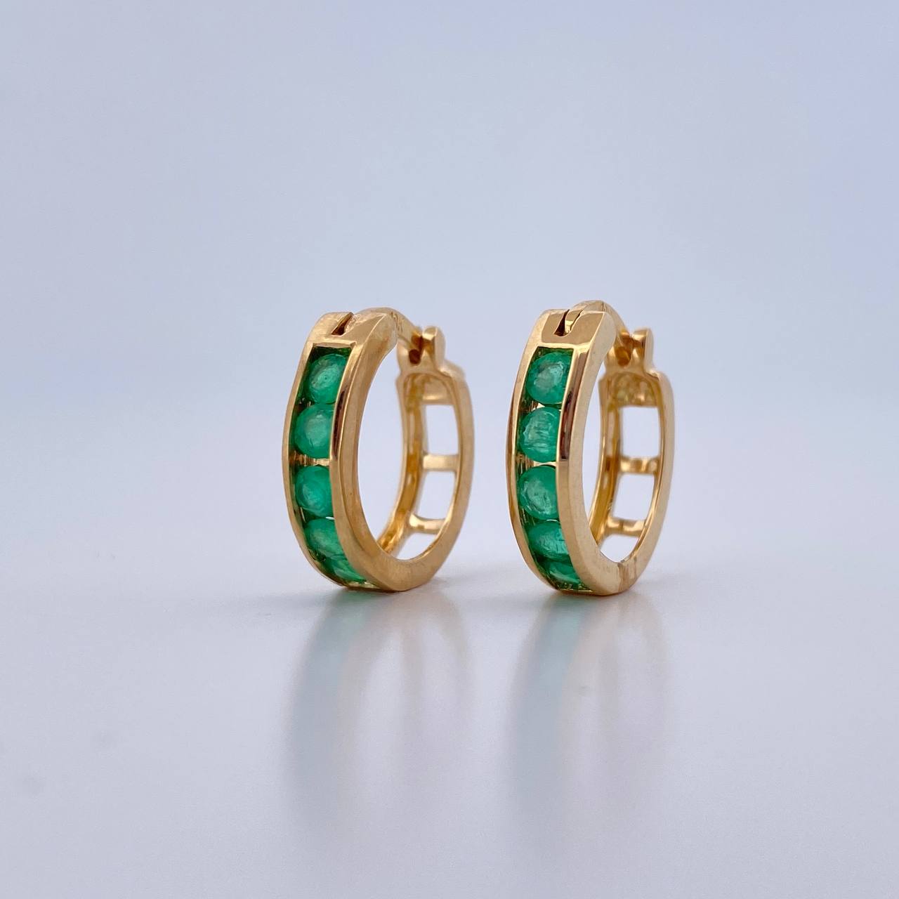 Candongas Carril Cuadrado 3.3gr / 1.5cm / Esmeraldas 62 Pts Oro Amarillo 18K (Joya) &