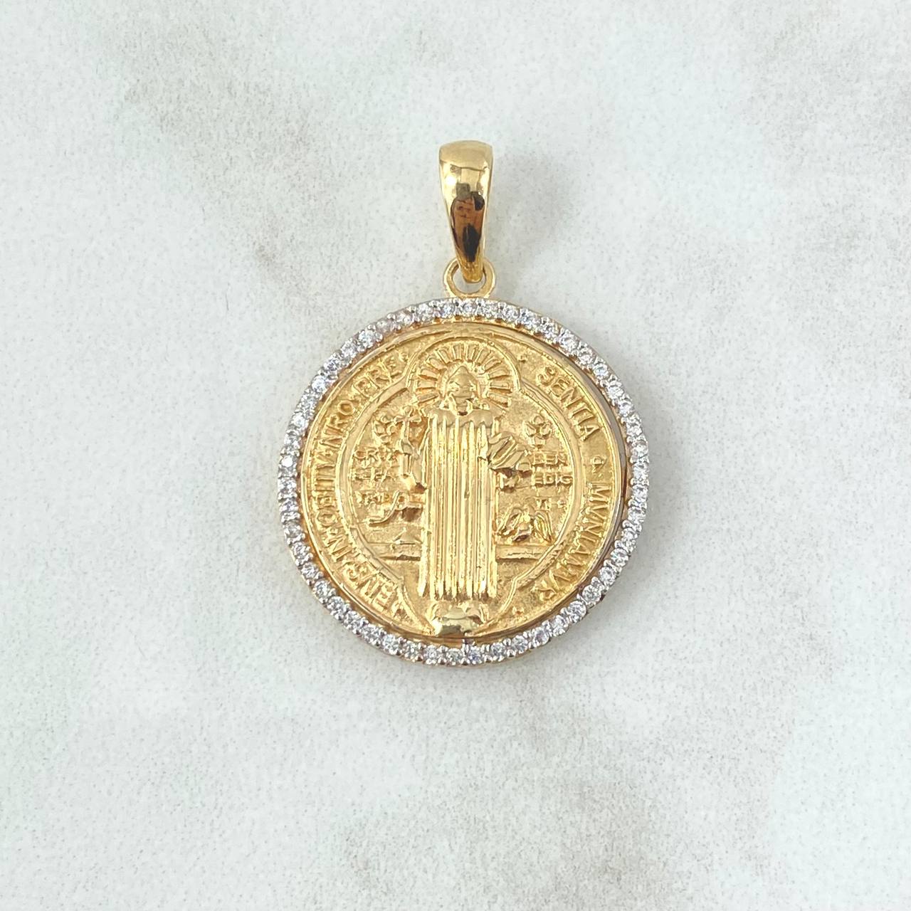 Pendant San Benito Medal 4.65gr / 2.8cm / Textured White Zirconia 18K Yellow Gold ©