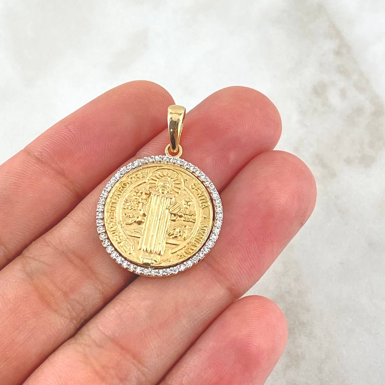 Pendant San Benito Medal 4.65gr / 2.8cm / Textured White Zirconia 18K Yellow Gold ©