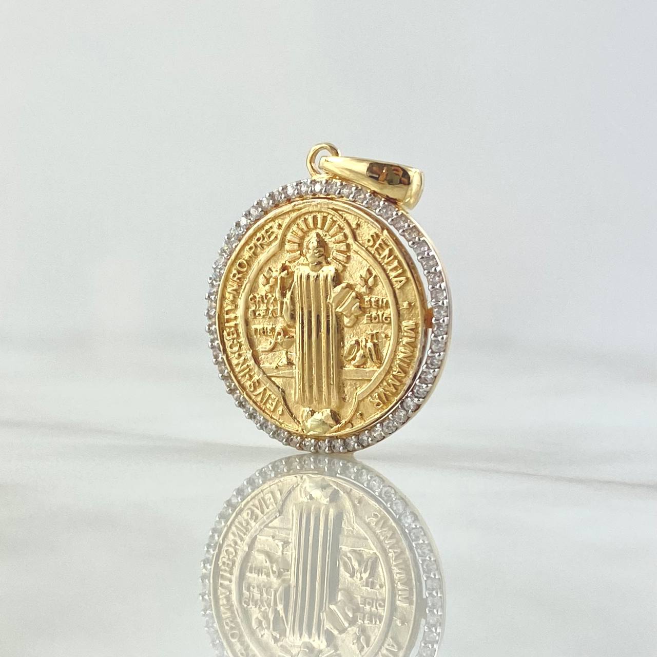 Dije San Benito Medalla 3.1gr / 2.5cm / Texturiizada Circones Blancos Oro Amarillo 18K *