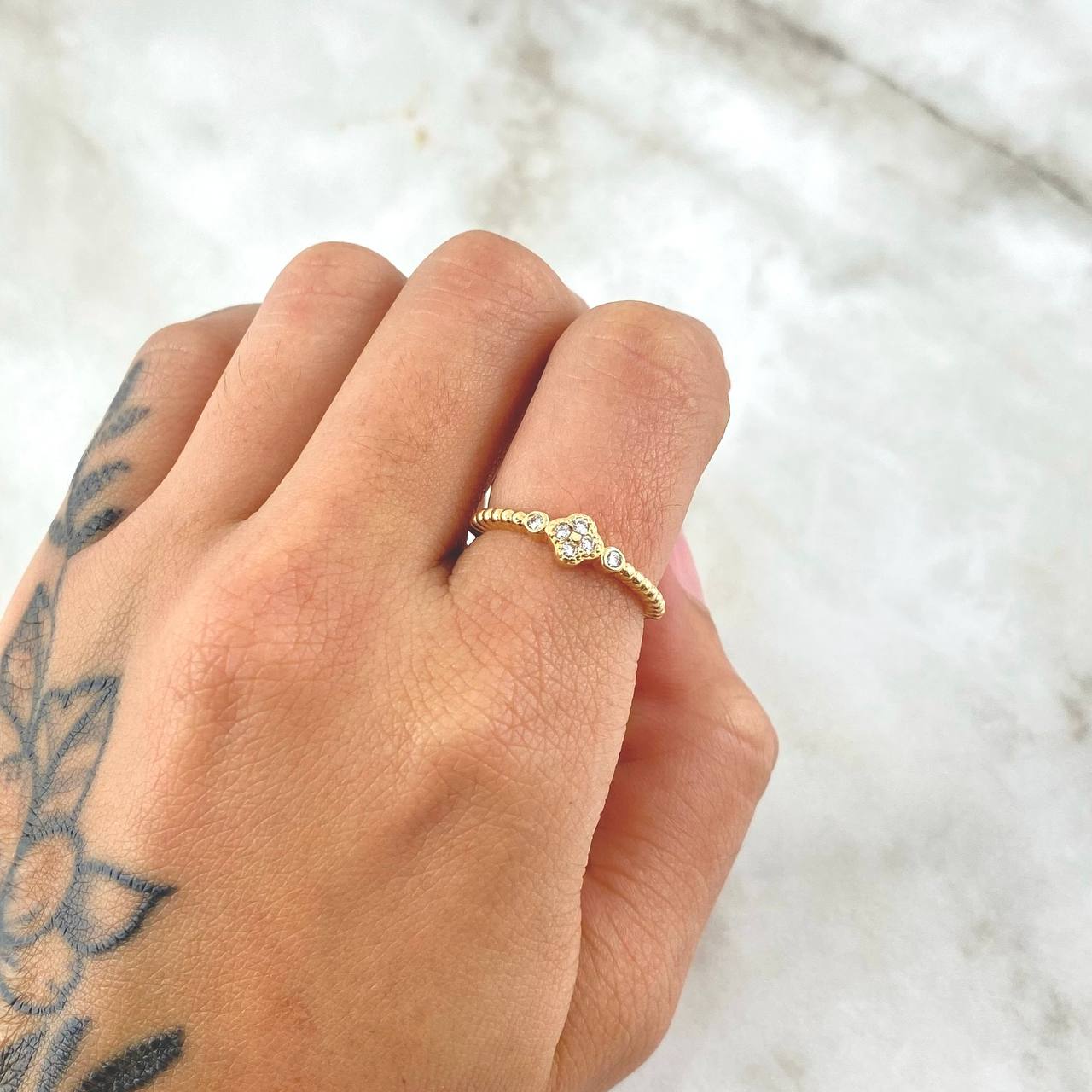Anillo Trebol Esferas 1.7gr / T5 3/4 / Circones Blancos Oro Amarillo 18K ©