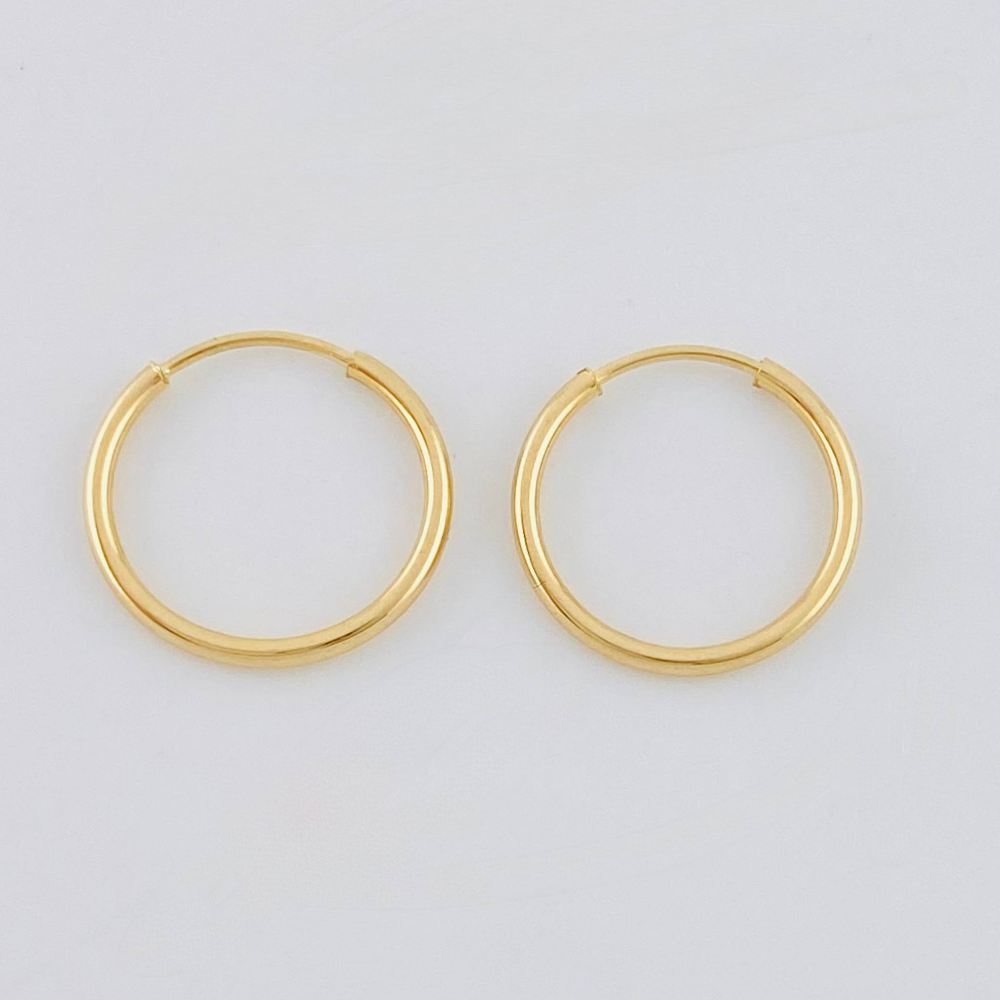 Candongas Aro Liso 0.55 g / 1/2 in Oro Amarillo 18K
