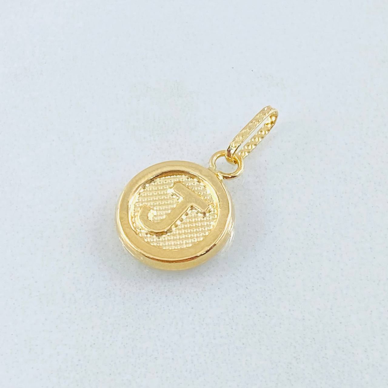 Dije Letra J 0.55gr / 3/4 in / Oro Amarillo 18K *