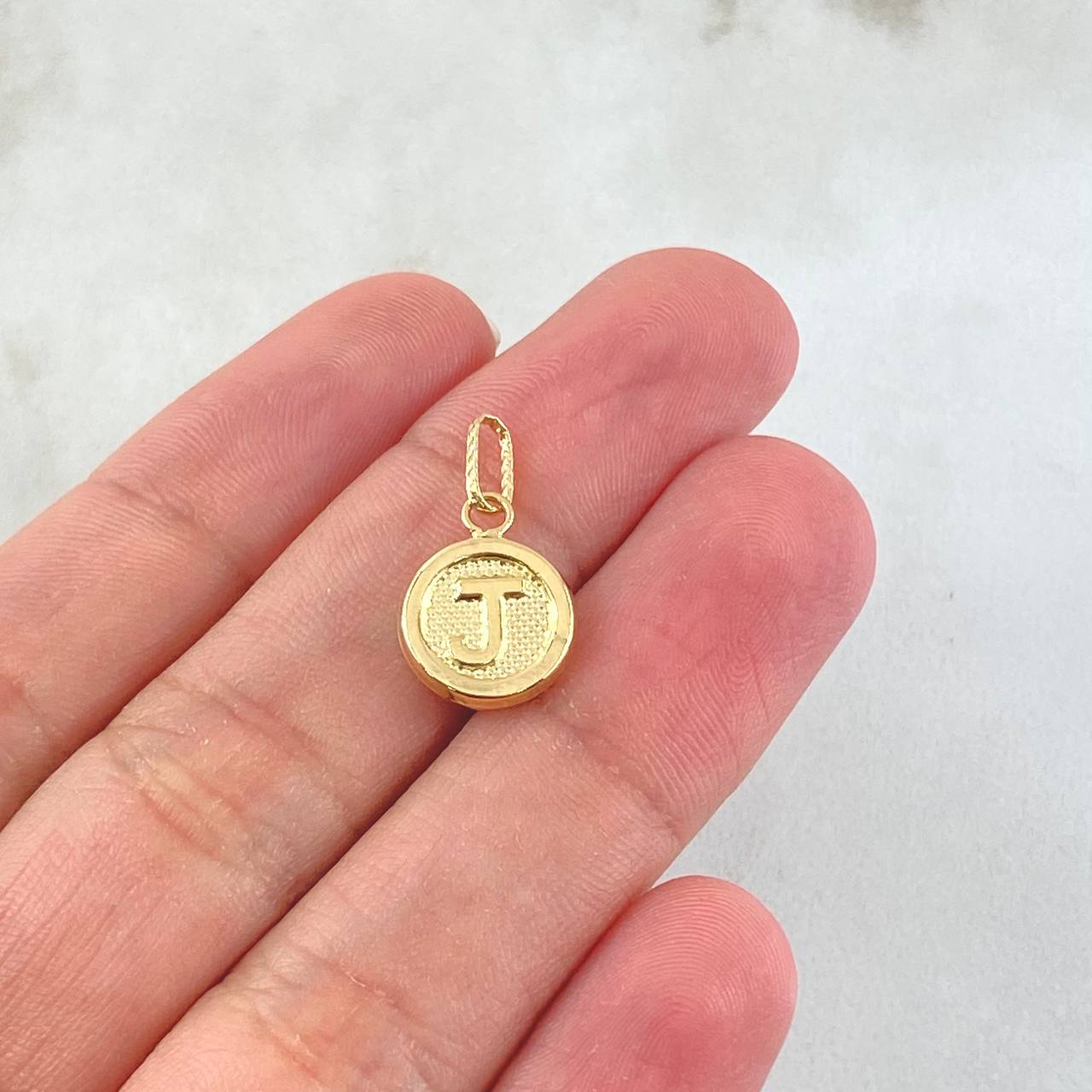 Dije Letra J 0.55gr / 3/4 in / Oro Amarillo 18K *