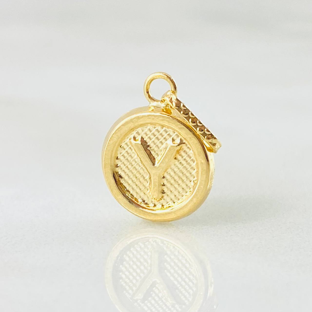 Dije Letra Y 0.55gr / 3/4 in / Oro Amarillo 18K *