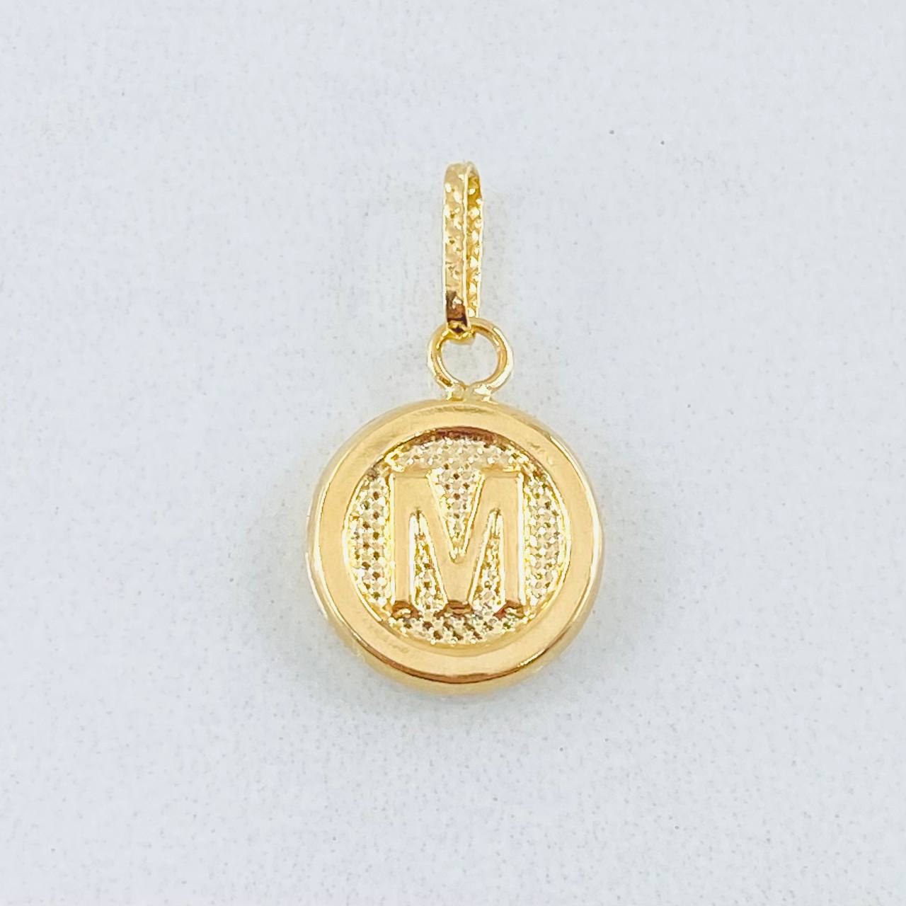 Dije Letra M 0.55gr / 3/4 in / Oro Amarillo 18K *