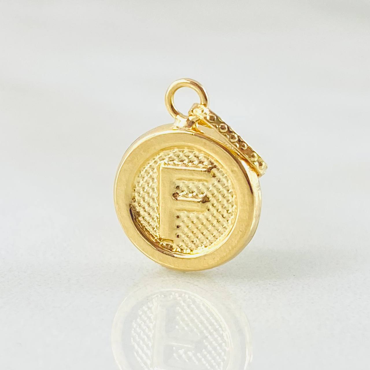 Dije Letra F 0.6gr / 3/4 in / Oro Amarillo 18K *