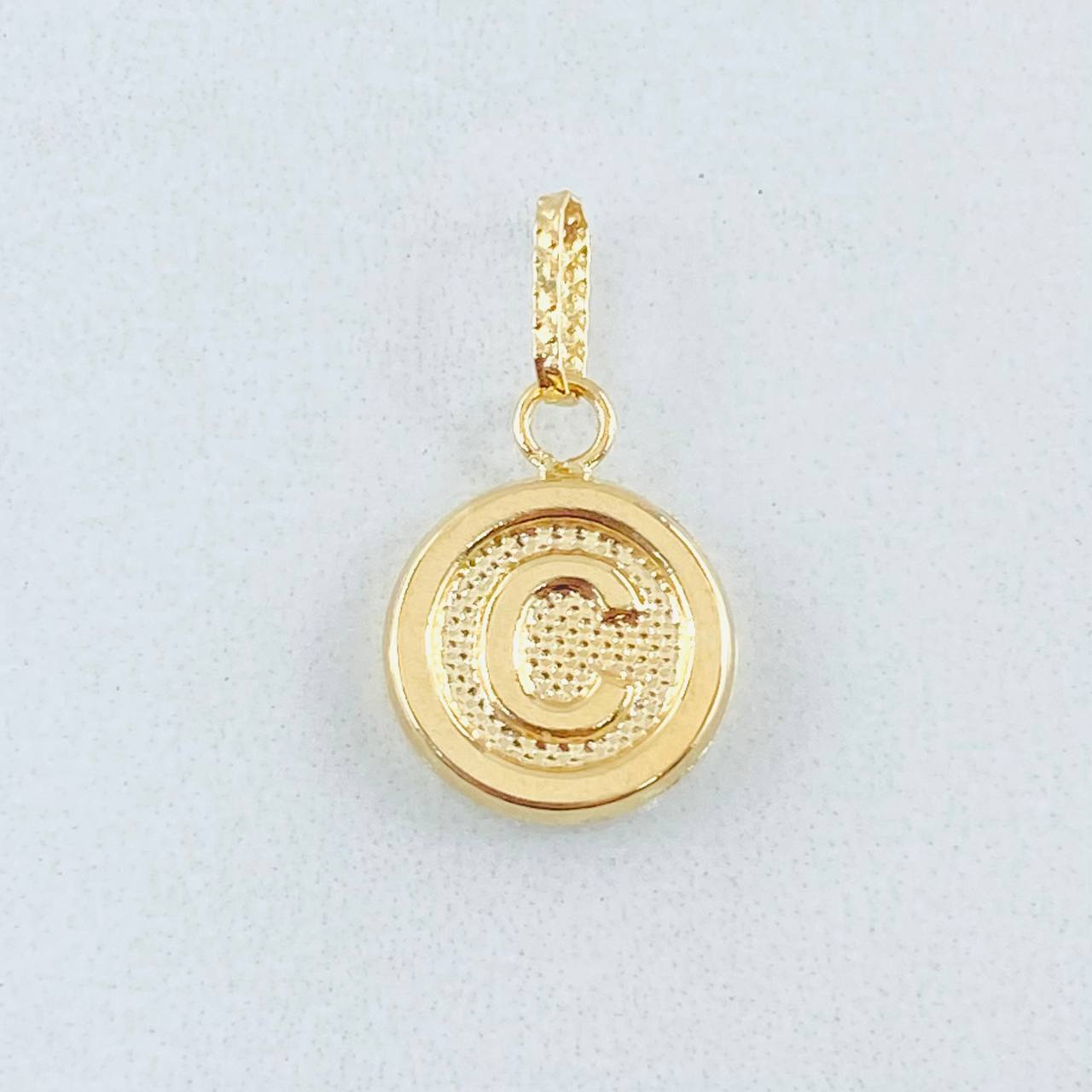Dije Letra C 0.6gr / 3/4 in / Oro Amarillo 18K *