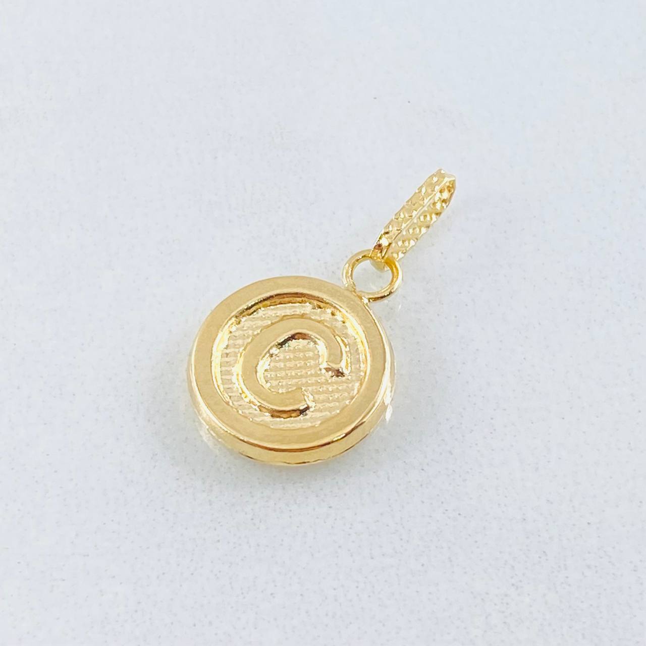 Dije Letra C 0.6gr / 3/4 in / Oro Amarillo 18K *