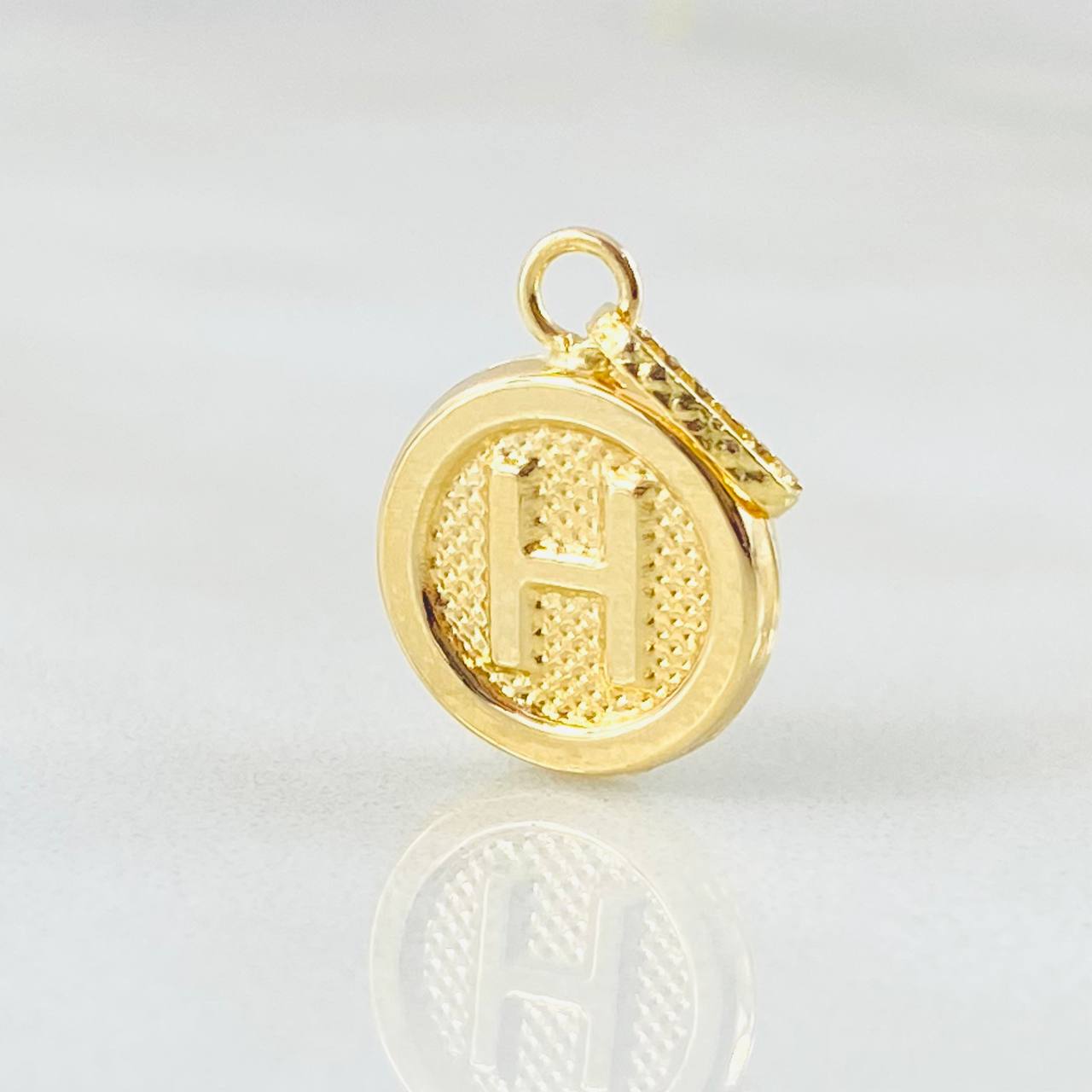 Dije Letra H 0.55gr / 3/4 in / Oro Amarillo 18K *