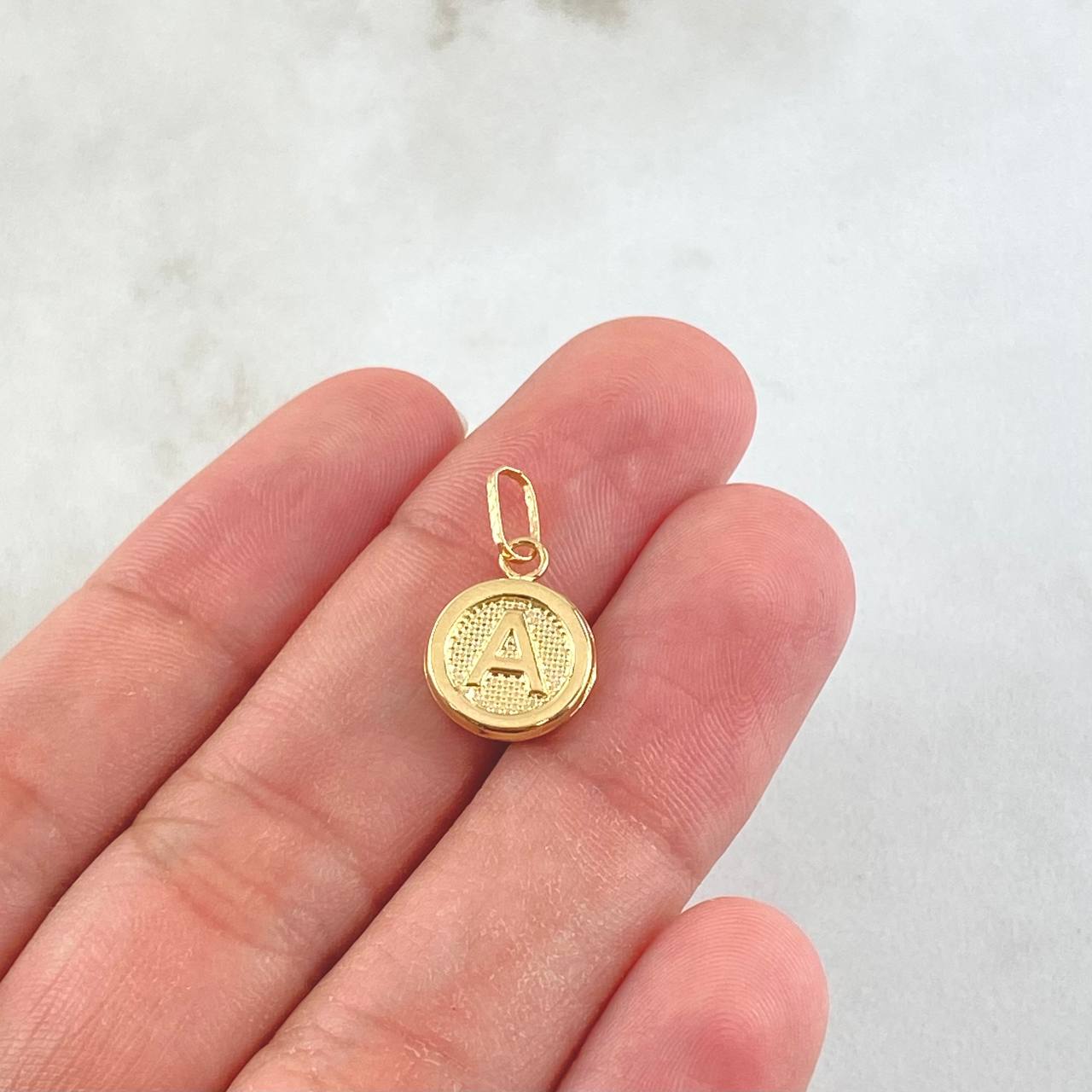 Dije Letra A 0.6gr / 3/4 in / Oro Amarillo 18K *