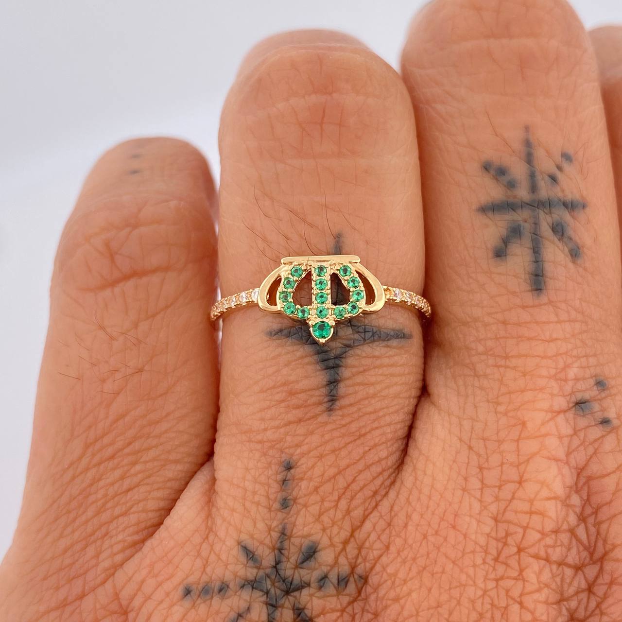 Crown Ring 1.4gr / Size 7 3/4 / 18K Gold