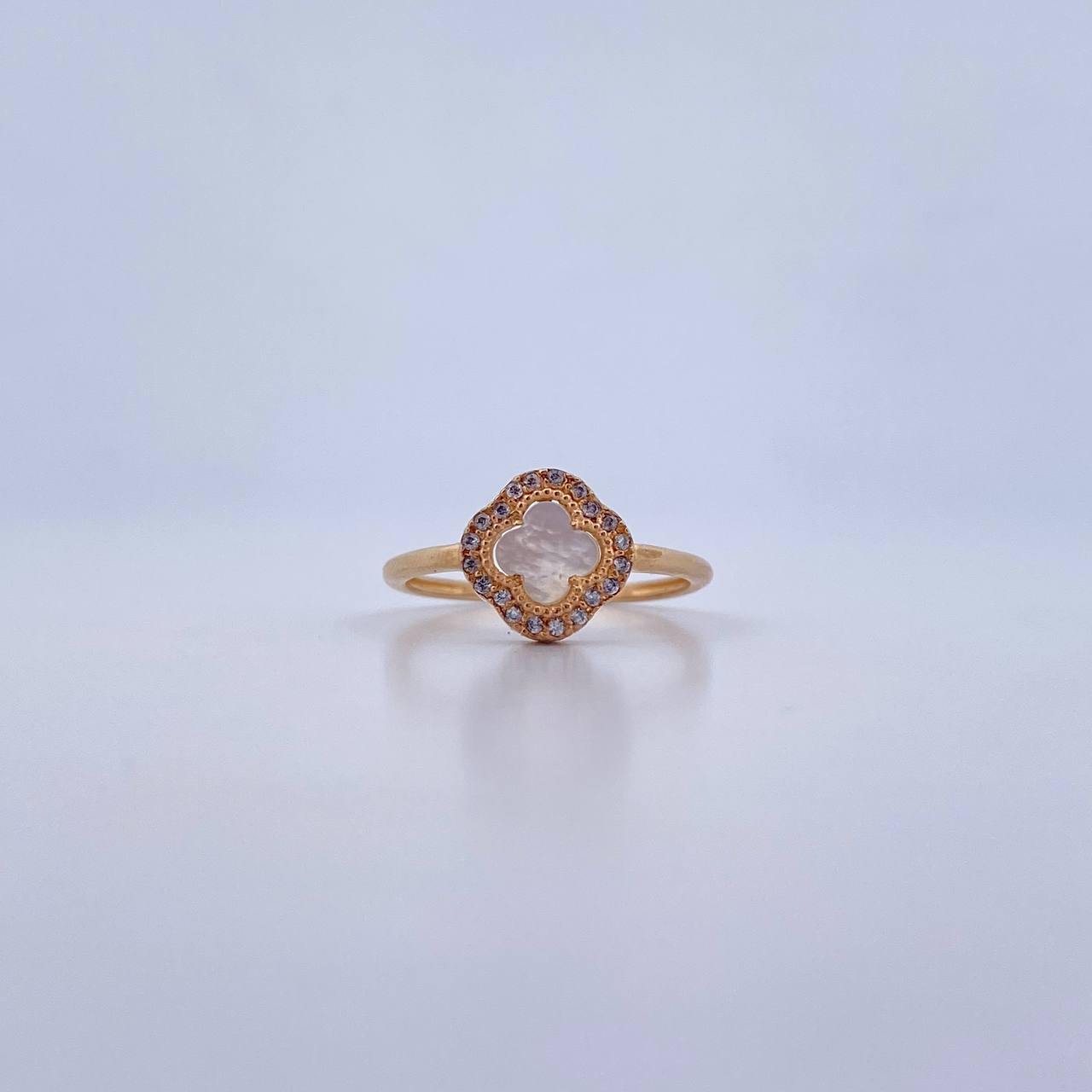 Anillo Trebol 2.65gr / T7 3/4 / Nacar Blanca Circones Blancos Oro Amarillo 18K &