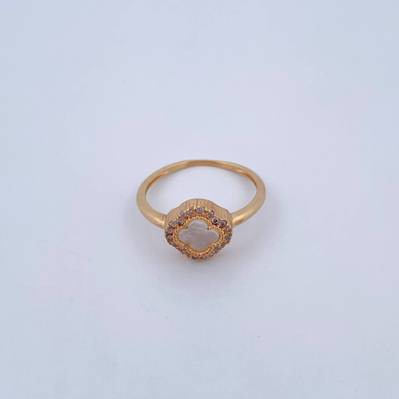 Anillo Trebol 2.65gr / T7 3/4 / Nacar Blanca Circones Blancos Oro Amarillo 18K &