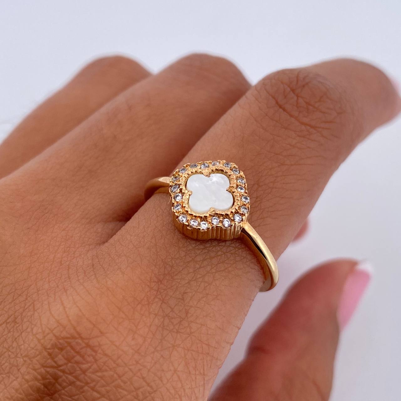 Anillo Trebol 2.65gr / T7 3/4 / Nacar Blanca Circones Blancos Oro Amarillo 18K &