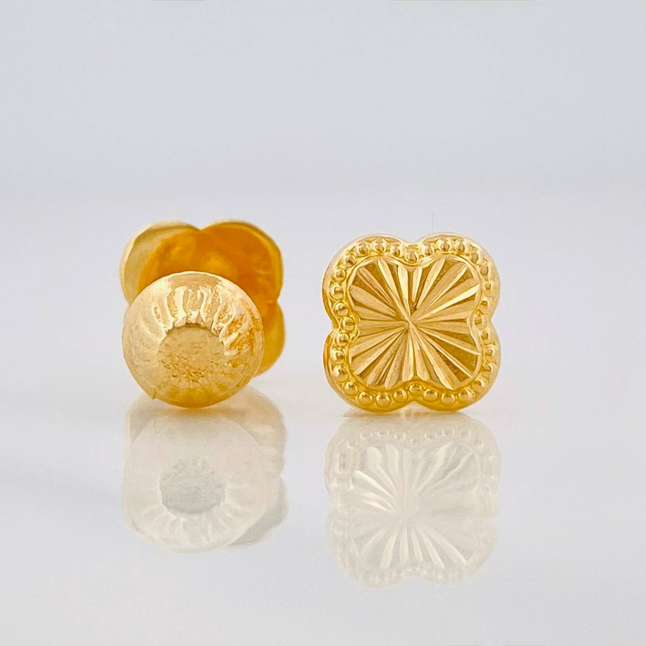 Diamond Cut Clover Stud Earrings 0.75g / in / 7mm Yellow Gold 18K