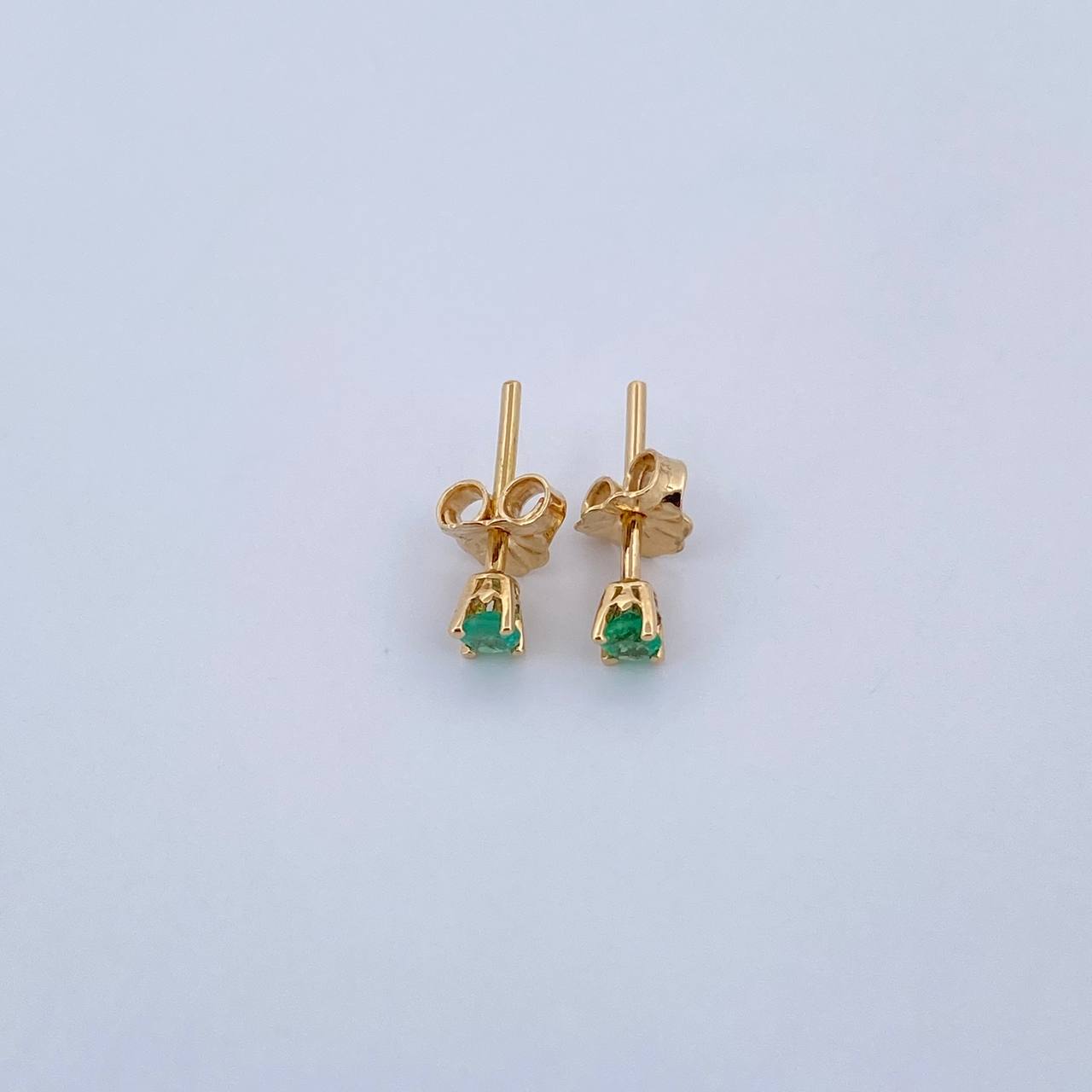Topos Cuatro Garras 0.75gr / Esmeralda 12 Pts Oro Amarillo 18K (Joya) &