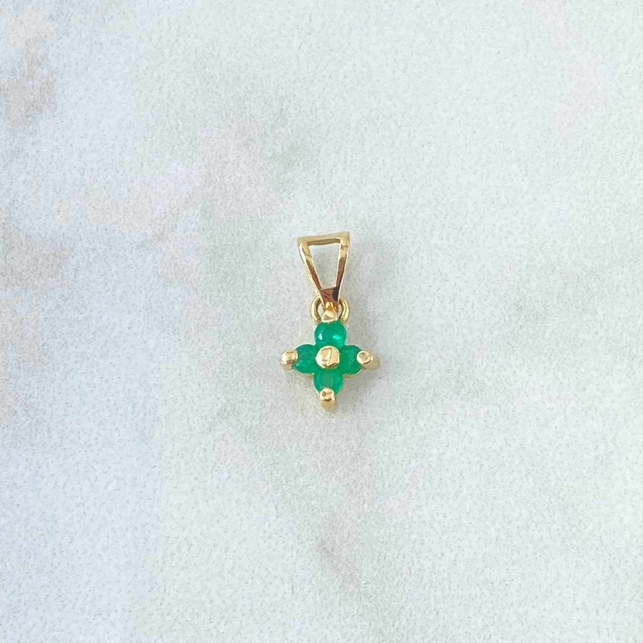 Dije Flor Cuatro Puntas 0.8gr / 1.3cm / Esmeraldas 20pts Oro Amarillo 18K (Joya) ©