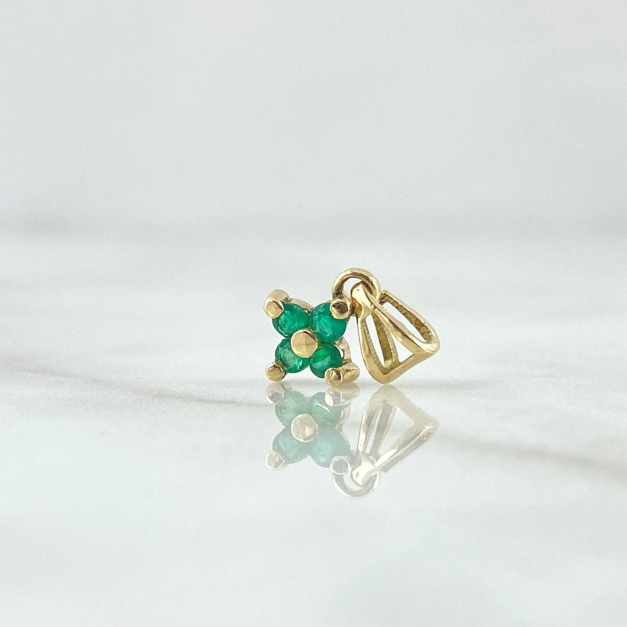 Dije Flor Cuatro Puntas 0.8gr / 1.3cm / Esmeraldas 20pts Oro Amarillo 18K (Joya) ©