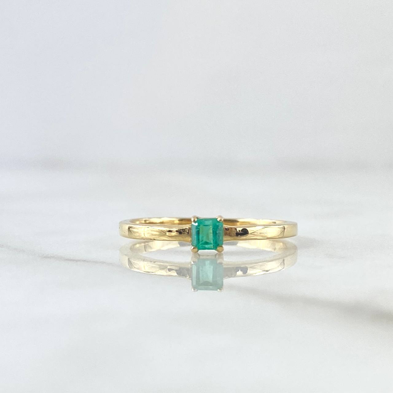 Rectangular Solitaire Ring 1.85gr / Size 6 1/2 / Emerald 7pts 18K Yellow Gold (Jewel) ©