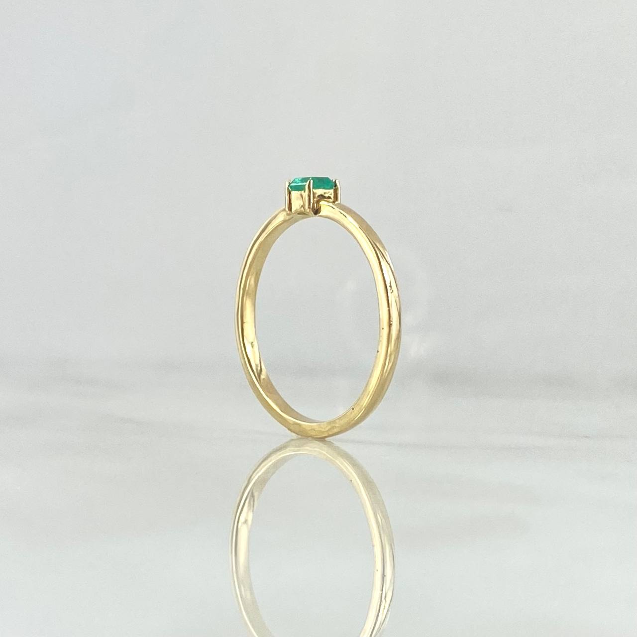 Rectangular Solitaire Ring 1.85gr / Size 6 1/2 / Emerald 7pts 18K Yellow Gold (Jewel) ©