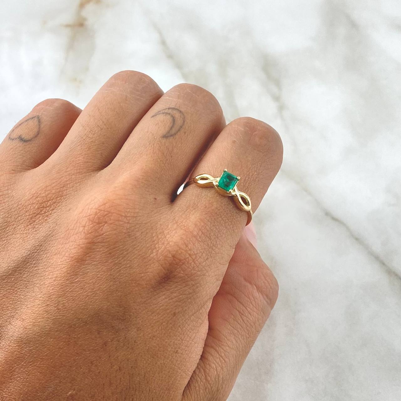 Rectangular Triple Infinity Solitaire Ring 2.35gr / Size 7 1/4 / Emerald 15pts 18K Yellow Gold (Jewelry) ©