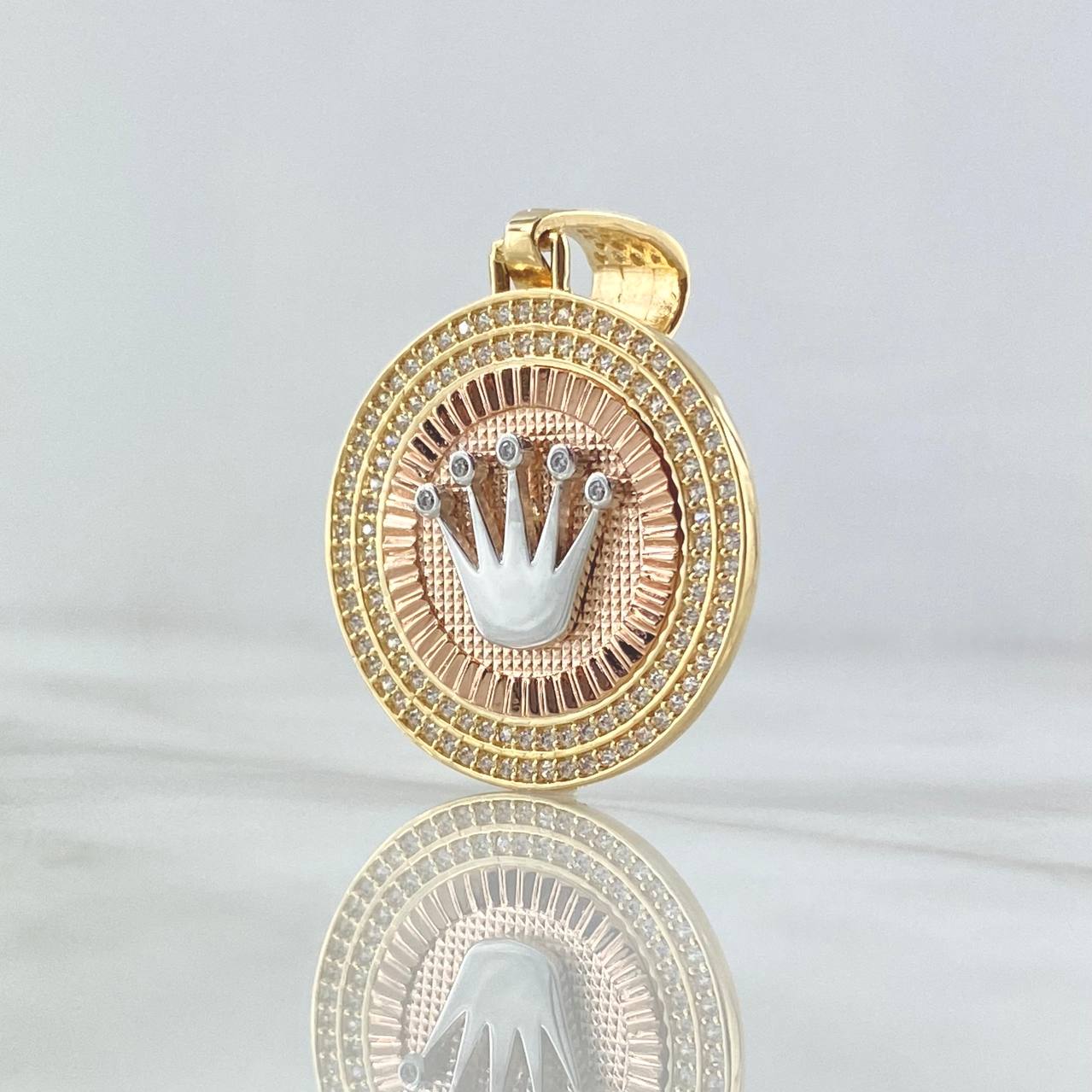 Dije Medalla Corona 7.05gr / 4cm / Circones Blancos Tres Oros  18K ©