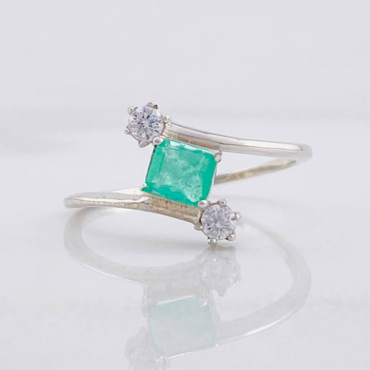 Ring Rhombic Embrace Emerald 33pts 1.4g / T6 1/4 Silver 925