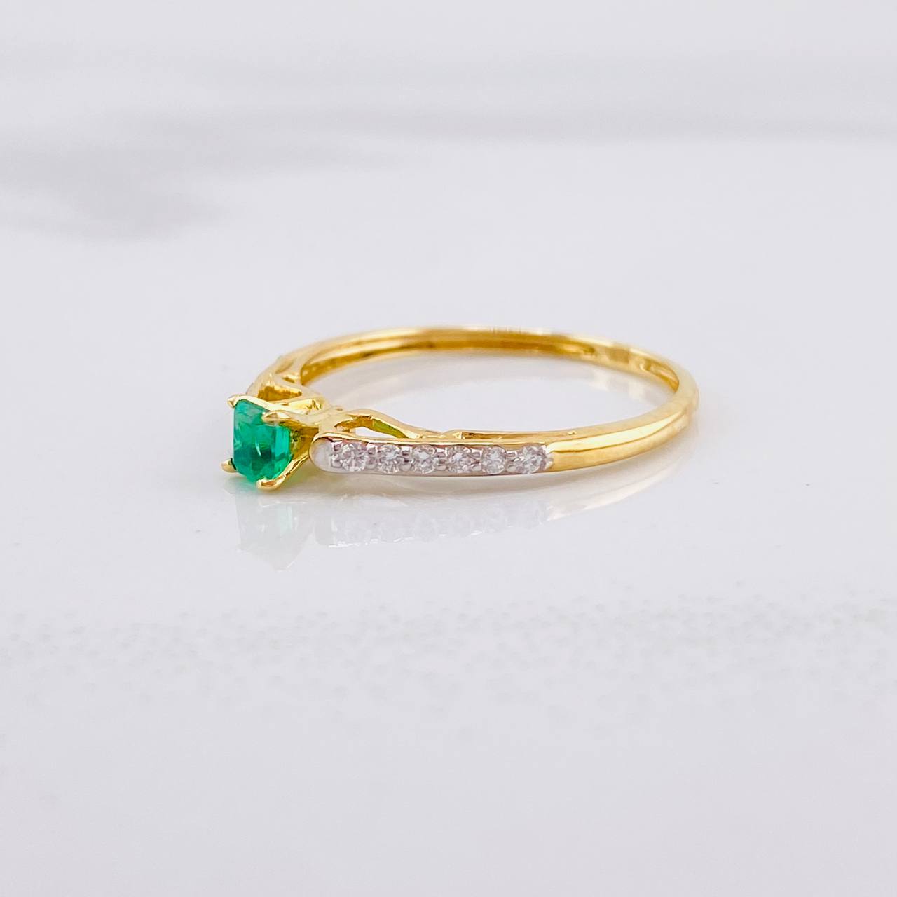 Solitaire Ring Channel Emerald 14pts Diamonds 10pts 1.2g / T6 1/4 Yellow Gold 18K