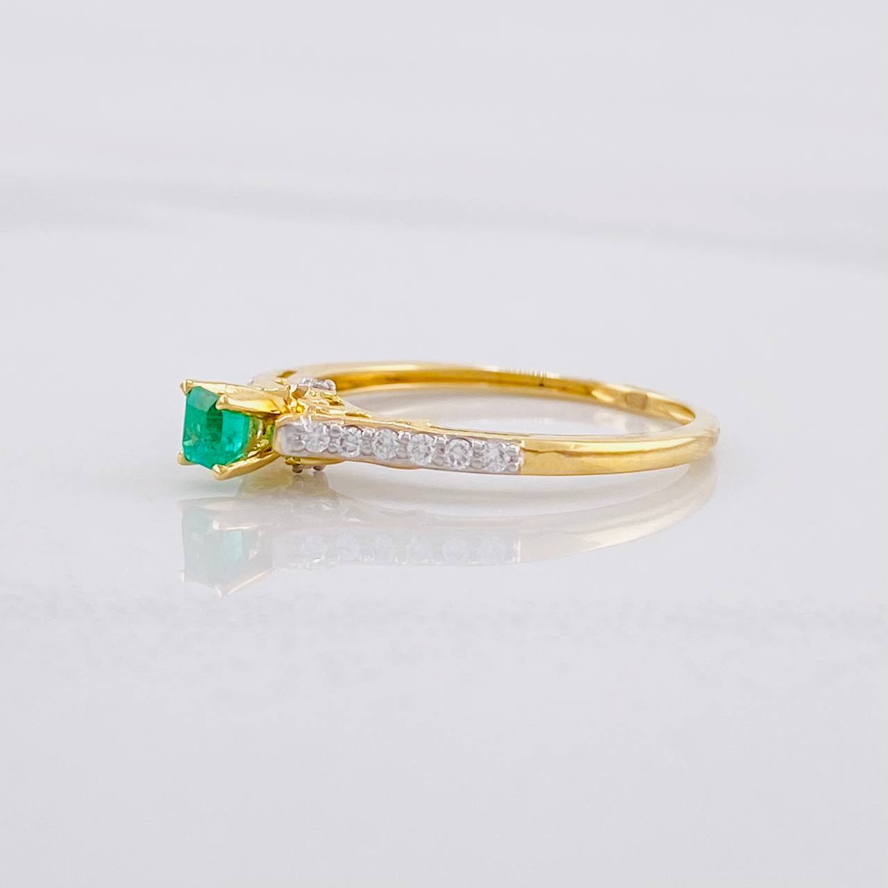 Ring Solitaire Imperial Emerald 18pts Diamonds 11pts 1.85g / T6 1/4 Yellow Gold 18K