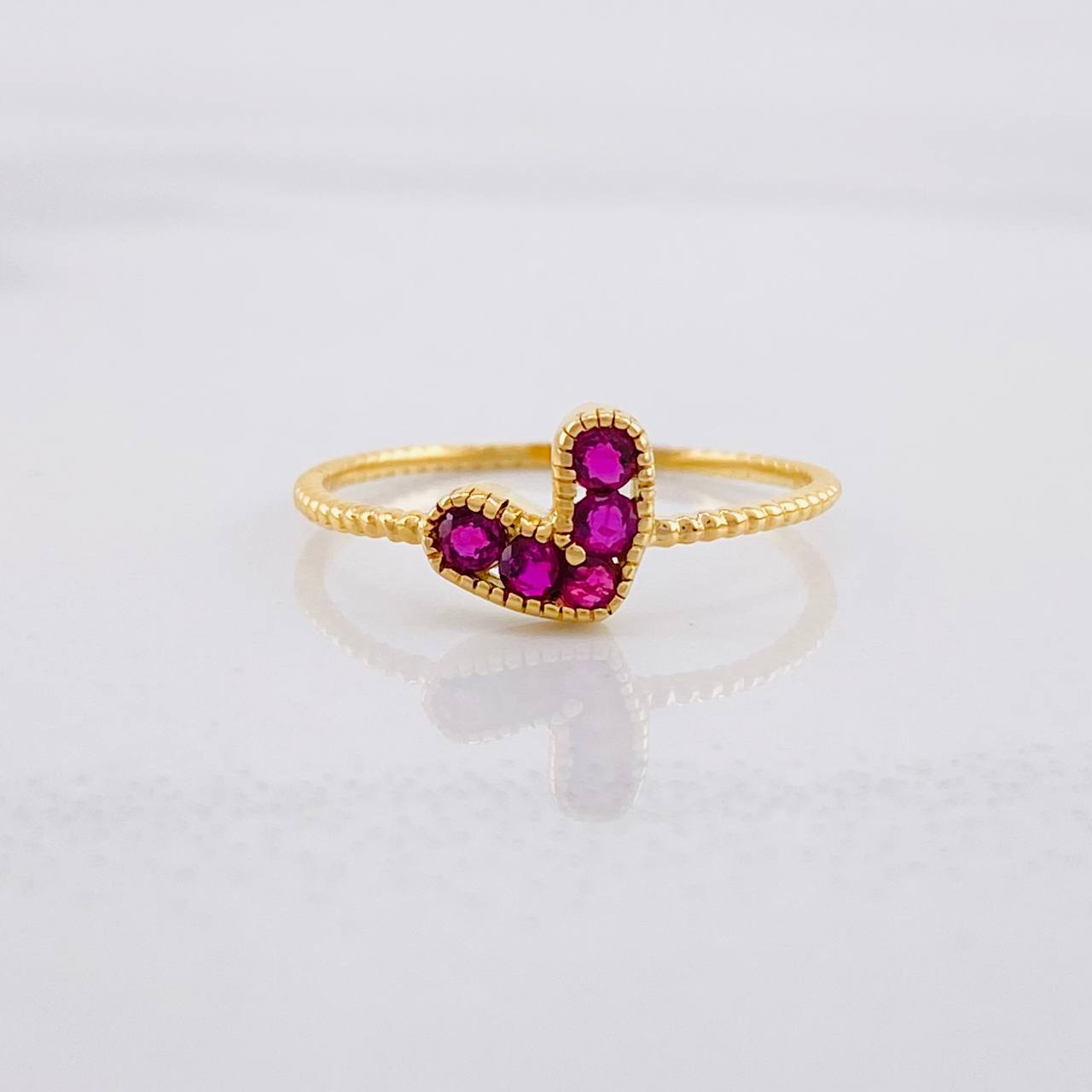 Anillo Corazón Rubíes 23pts 1.05g / T5 3/4 Oro Amarillo 18K