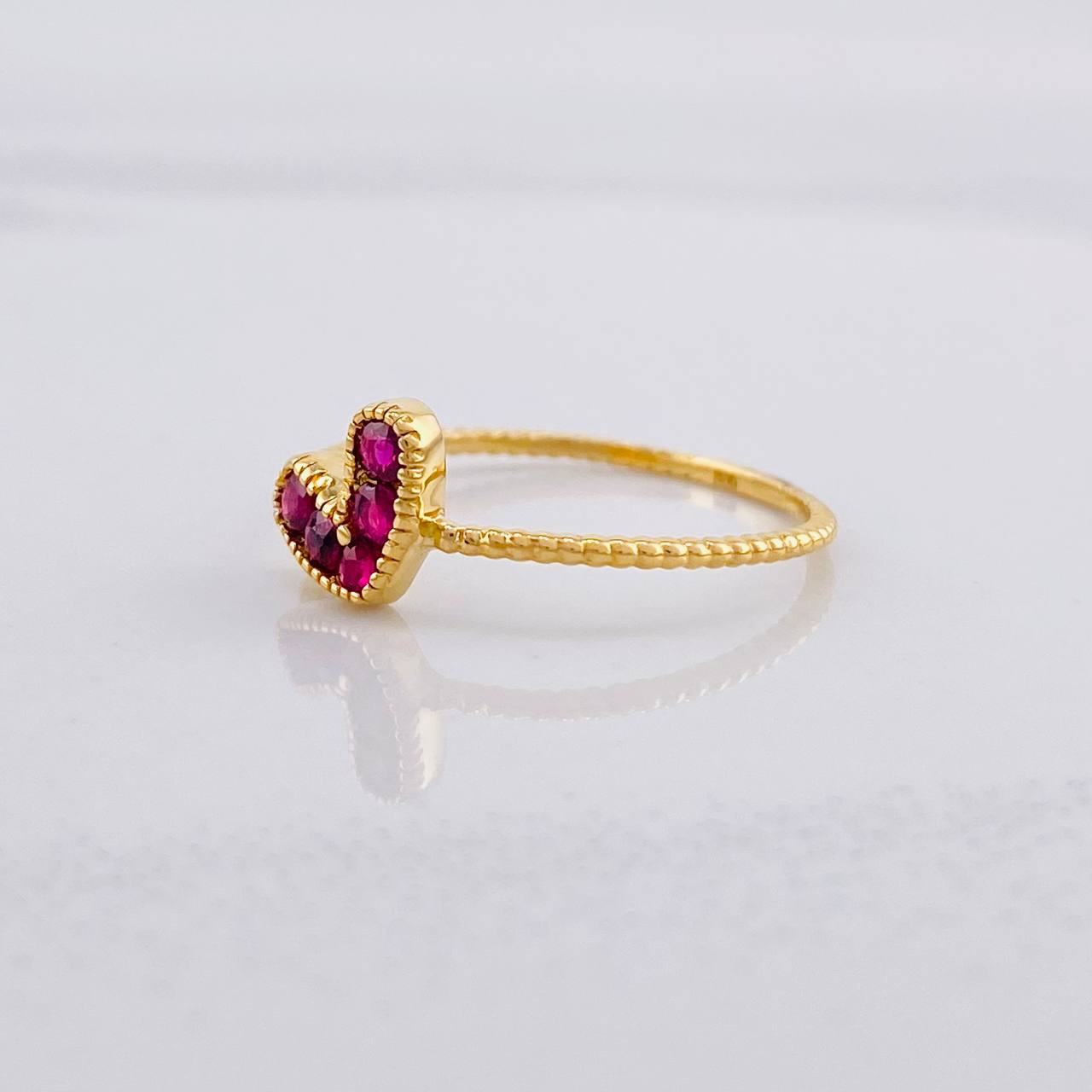 Anillo Corazón Rubíes 23pts 1.05g / T5 3/4 Oro Amarillo 18K