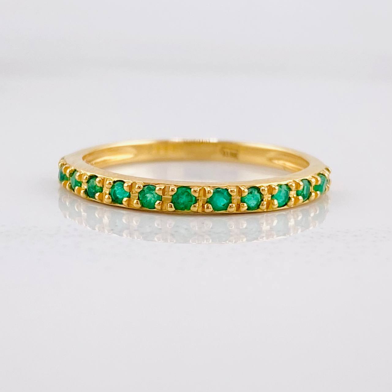 Anillo Carril Tupido Esmeraldas 23pts 1.7g / T6 3/4 Oro Amarillo 18K