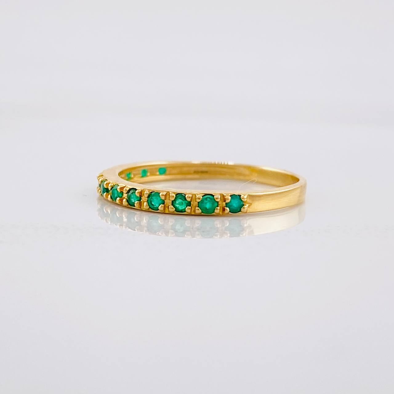 Anillo Carril Tupido Esmeraldas 23pts 1.7g / T6 3/4 Oro Amarillo 18K