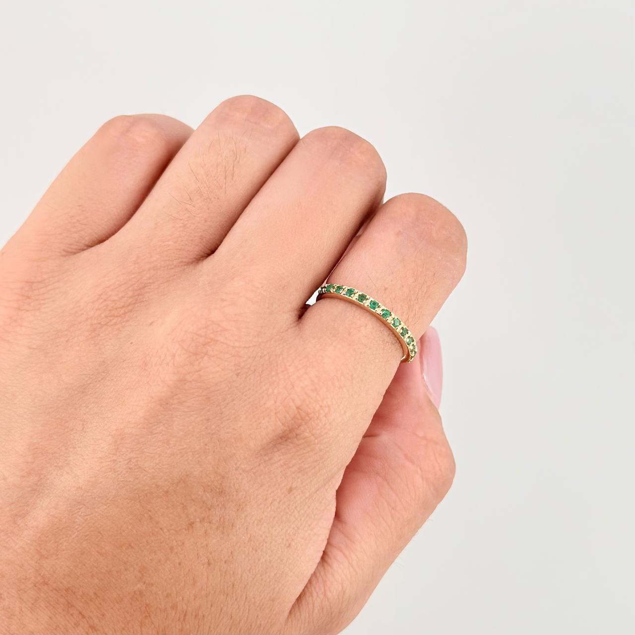 Anillo Carril Tupido Esmeraldas 23pts 1.7g / T6 3/4 Oro Amarillo 18K