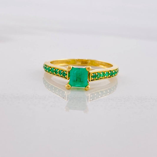 Anillo Solitario Carril Tupido Esmeraldas 80pts 2.5g / T6 3/4 Oro Amarillo 18K