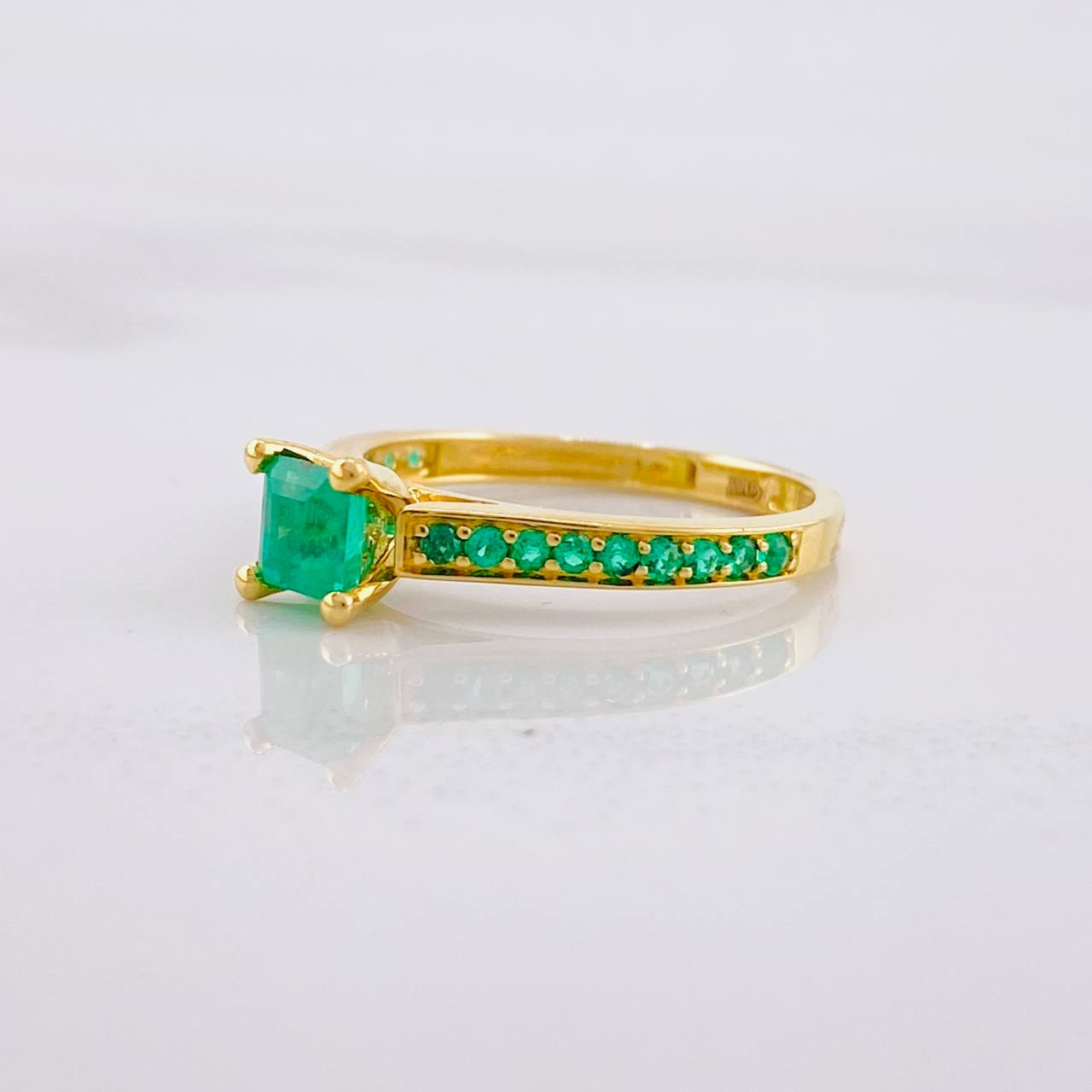 Solitaire Ring Dense Channel Emeralds 80pts 2.5g / T6 3/4 Yellow Gold 18K